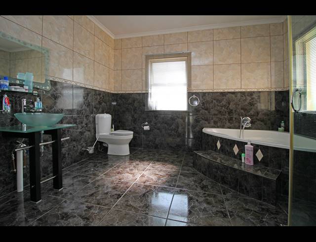 5 BEDROOM HOUSE FOR SALE IN BLOUBOSRAND